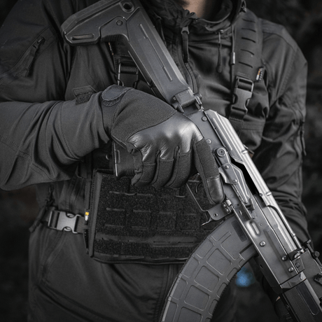 Taktiset M-Tac Handsker Police Gen.2 luotiliivin ja kiväärin kanssa, suunniteltu poliiseille ja turvahenkilöstölle varman otteen saamiseksi.