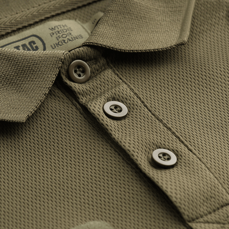 M-Tac Polo Elite Tactical Coolmax vihreänä, napit, suunniteltu turvallisuustyöhön kosteuden siirrolla ja nopeasti kuivuvilla ominaisuuksilla.