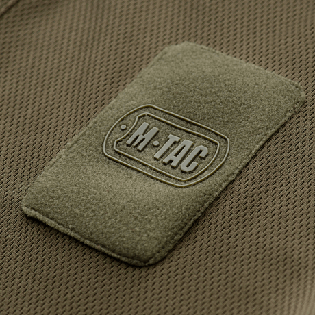 M-Tac Polo Elite Tactical Coolmax uniformipolo Coolmax®-materiaalilla, lähikuva M-Tac-logosta kankaassa.