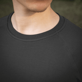 Lähikuva henkilöstä pukeutuneena M-Tac Raglan T-Shirt 93/7, hengittävyys ja mukavuus korostettuina.