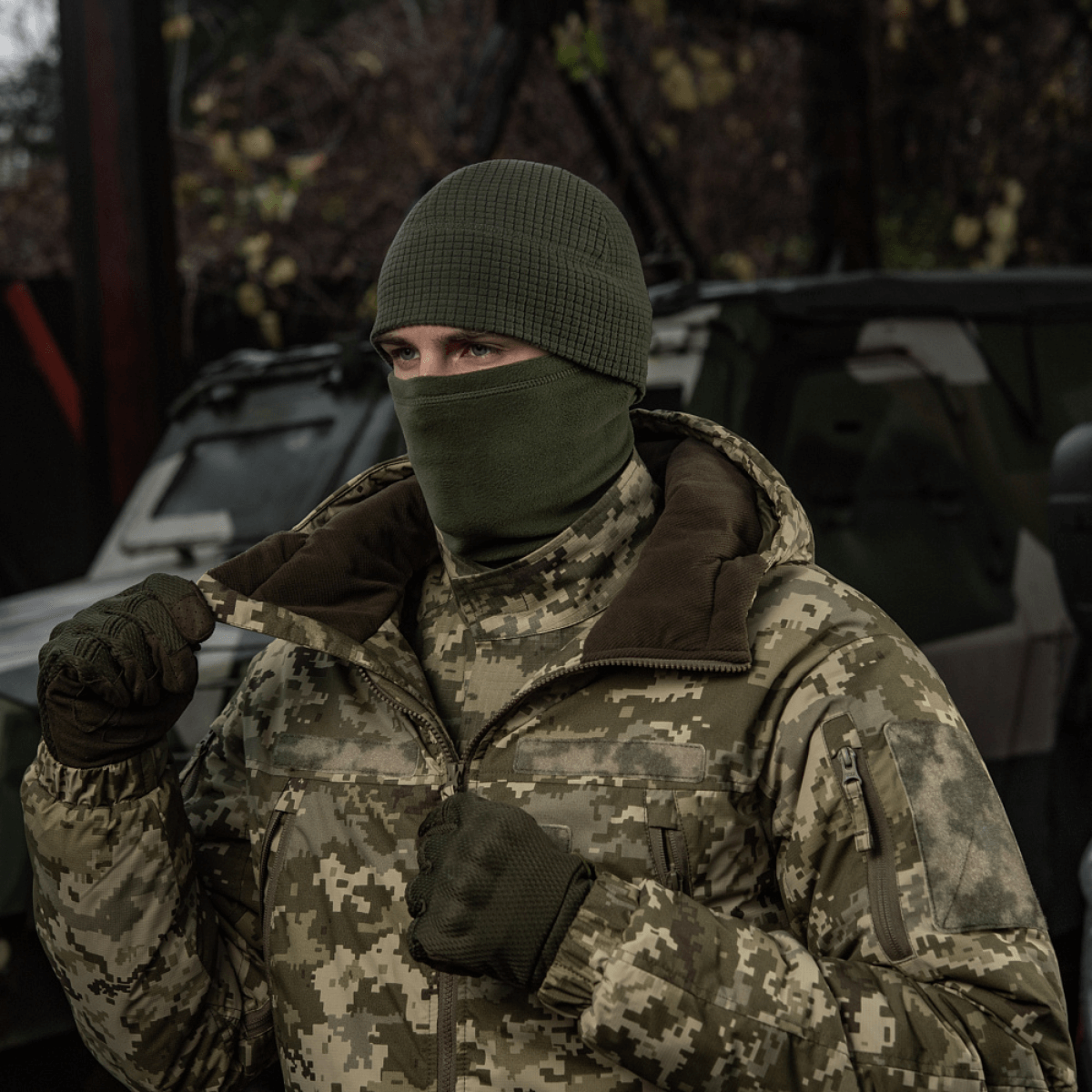 M-Tac Rip-Stop Fleece Hjelmliner käytössä sotilaspuvun kanssa kylmässä säässä, näyttää monipuolisen ja lämpimän suojan tuulelta ja kylmältä
