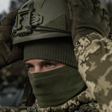 Henkilö käyttää M-Tac Rip-Stop Fleece Hjelmlineriä ja sotilaskypärää kylmässä säässä