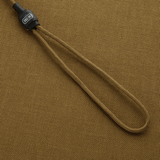 M-Tac Safety Cord Medium Universal kiinnitetty beigen taustalle, joustava spiraalirakenne varusteiden turvaamiseen.