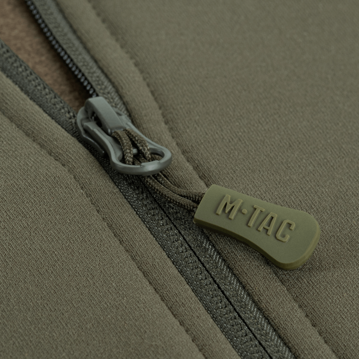 Lähikuva vetoketjusta M-Tac Shadow Polartec Fleece -hupparissa, valmistettu kestävästä Polartec®-materiaalista.