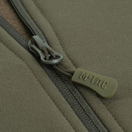 Lähikuva vetoketjusta M-Tac Shadow Polartec Fleece -hupparissa, valmistettu kestävästä Polartec®-materiaalista.
