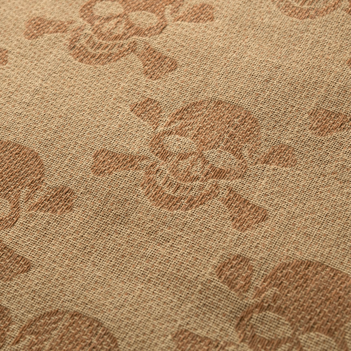 M-Tac Shemagh Pirate Skull dødningehoved-kuviolla, 100% puuvillaa, suojaa auringolta ja hiekalta, mitat 105 x 105 cm.