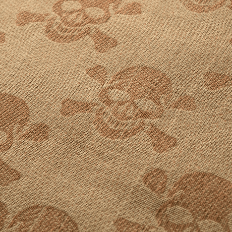 M-Tac Shemagh Pirate Skull dødningehoved-kuviolla, 100% puuvillaa, suojaa auringolta ja hiekalta, mitat 105 x 105 cm.