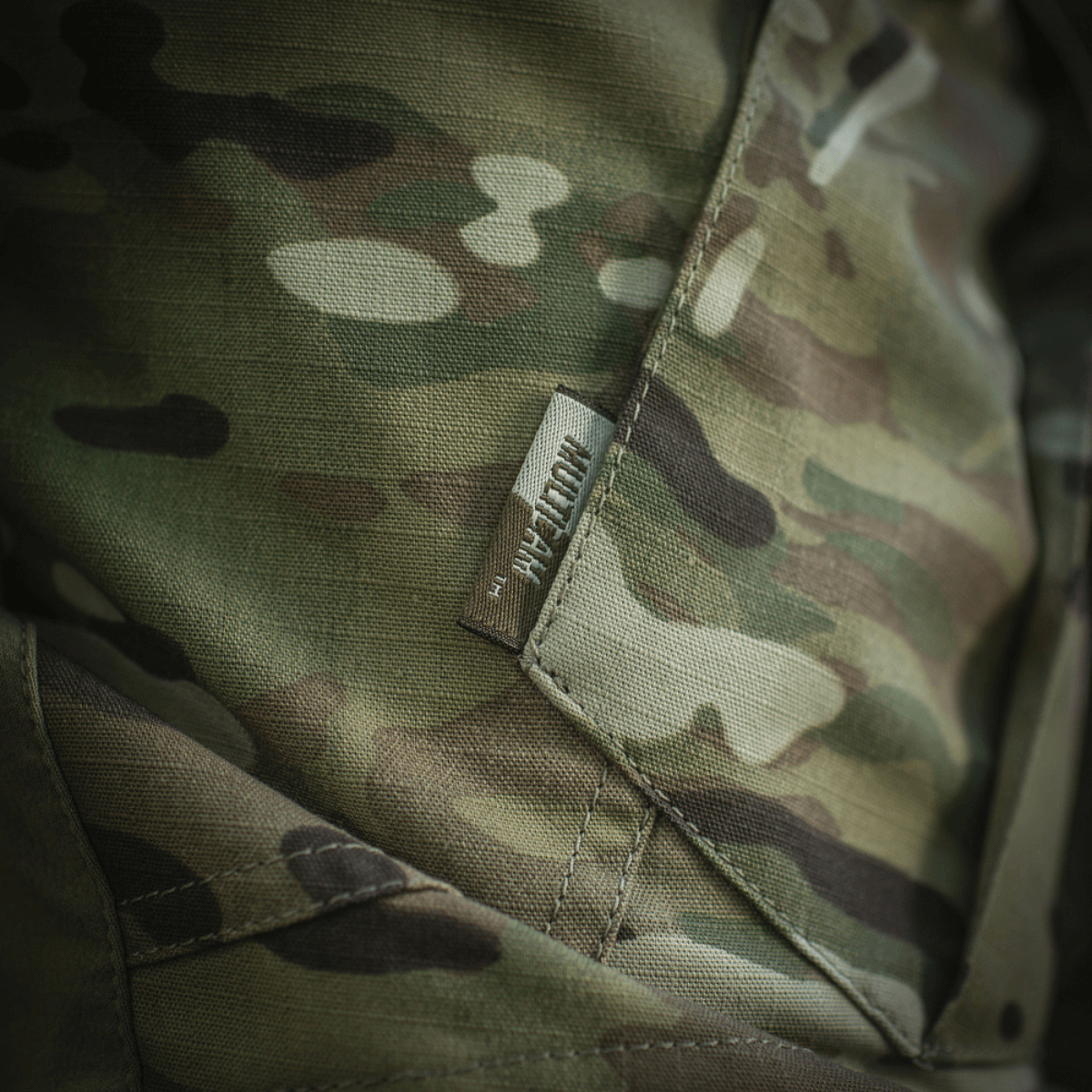Lähikuva M-Tac Shorts STURM Gen.II Nyco Extreme camo-kuviosta, etiketti näkyvissä — sopii taktiseen käyttöön ja ulkoiluun.