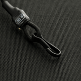 M-Tac Safety Cord Medium for Carbine D-ringillä ja vahvalla spiraalimuotoilulla varusteiden turvalliseen kiinnitykseen.