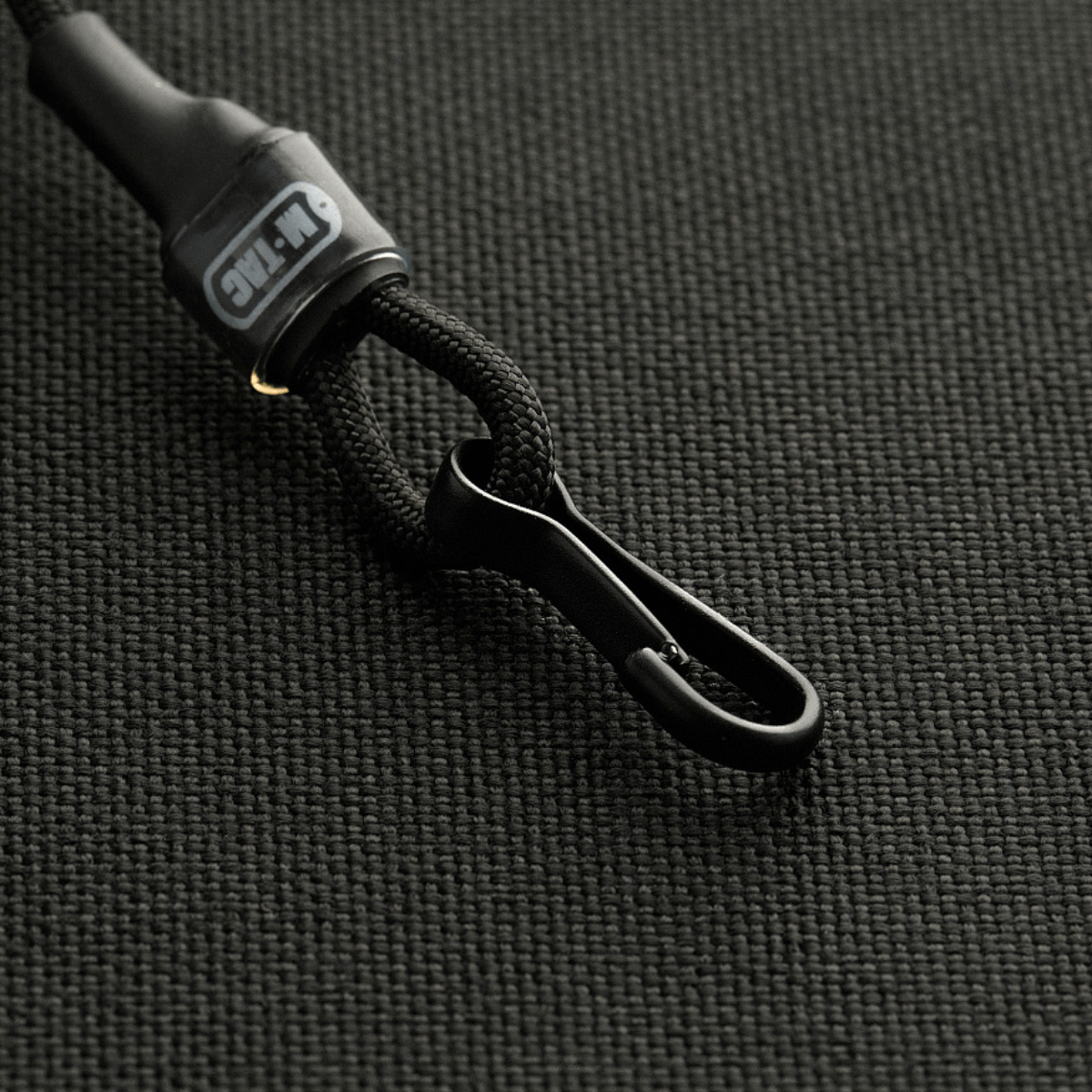 M-Tac Safety Cord Medium for Carbine D-ringillä ja vahvalla spiraalimuotoilulla varusteiden turvalliseen kiinnitykseen.