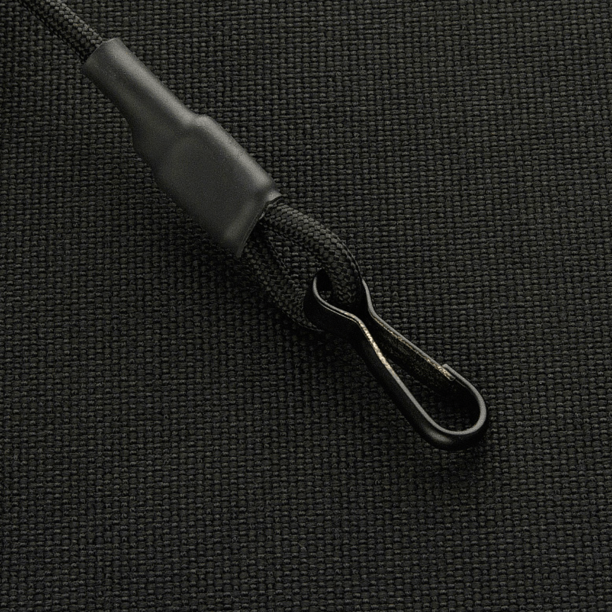 M-Tac Safety Cord Medium Combo aseiden ja varusteiden kiinnitykseen, MOLLE-järjestelmä ja D-ring estämään katoamista ja varkautta.