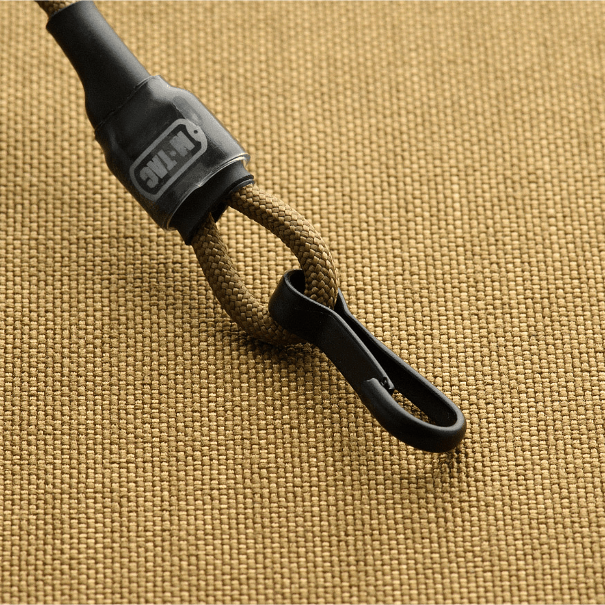 M-Tac Safety Cord Medium for Carbine spiraalimuotoilu estämään varusteiden katoamista tai varkautta, D-ring ja MOLLE-kiinnitys.