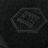 Lähikuva M-Tac Sling -pistoolilaukku Elite Hex Velcro, Velcro-logo mustassa Cordura-kankaassa.