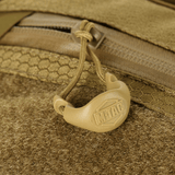 Yksityiskohta M-Tac Sling -pistoolilaukku Elite Hex Velcro, vetoketju ja kantokahva logolla, valmistettu kestävästä Cordura-materiaalista.
