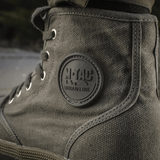 M-Tac Sneakers klassisella muotoilulla ja toimivilla nauharenkailla, ihanteelliset ulkoiluun ja päivittäiseen käyttöön.
