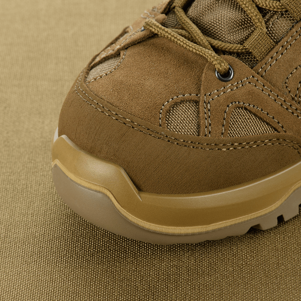 M-Tac Sneakers Tactical Demi-Season Pro Line ruskeana suede- ja Cordura-materiaaleina Vibram-pohjalla, yksityiskohtakuva taktisista lenkkikengistä.