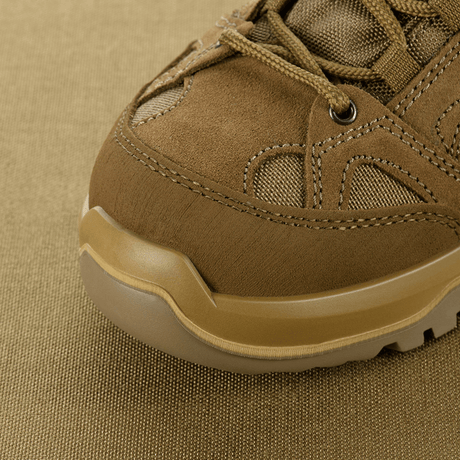 M-Tac Sneakers Tactical Demi-Season Pro Line ruskeana suede- ja Cordura-materiaaleina Vibram-pohjalla, yksityiskohtakuva taktisista lenkkikengistä.