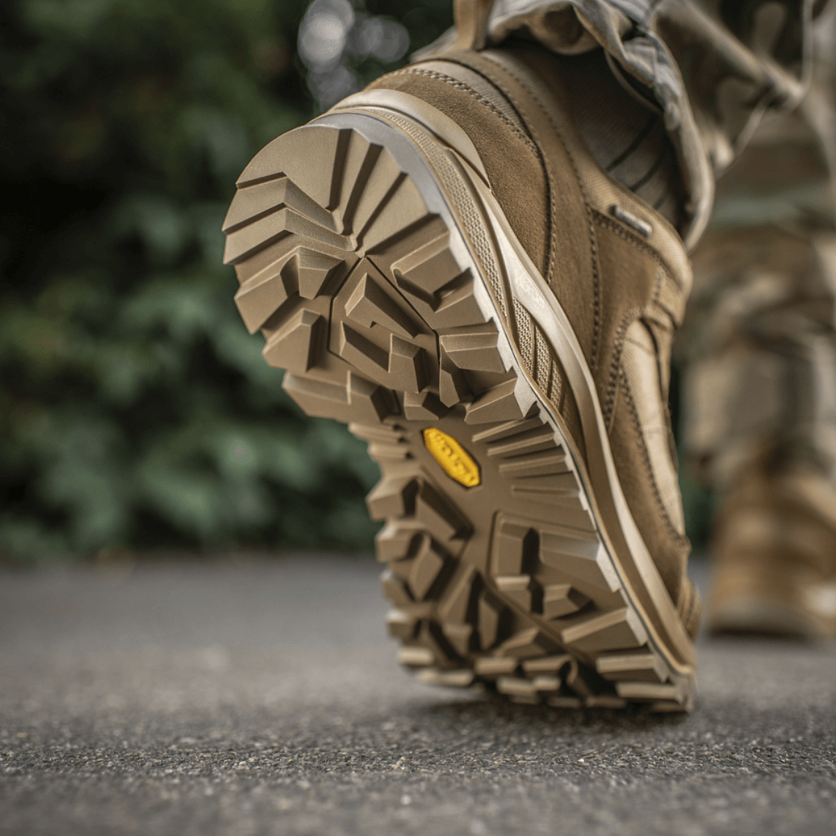 Lähikuva M-Tac Sneakers Tactical Demi-Season Pro Line Vibram-pohjasta ja kestävästä suede- ja Cordura-pinnasta ulkoilmakäyttöön.