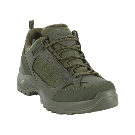 M-Tac Sneakers Tactical Demi-Season Pro Line -kengät oliivinvihreänä, näyttävät kestävän suede- ja Cordura-päällisen sekä Vibram-pohjan.