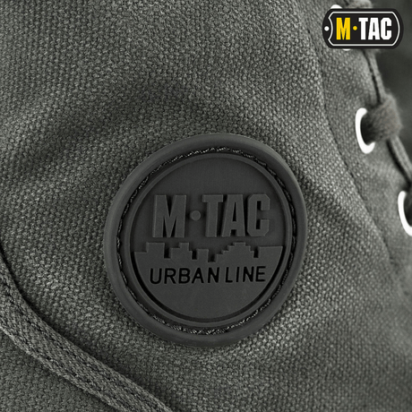 Lähikuva M-Tac Sneakersistä, kestävä takaosa, korostus metallisissa nauharenkaissa.