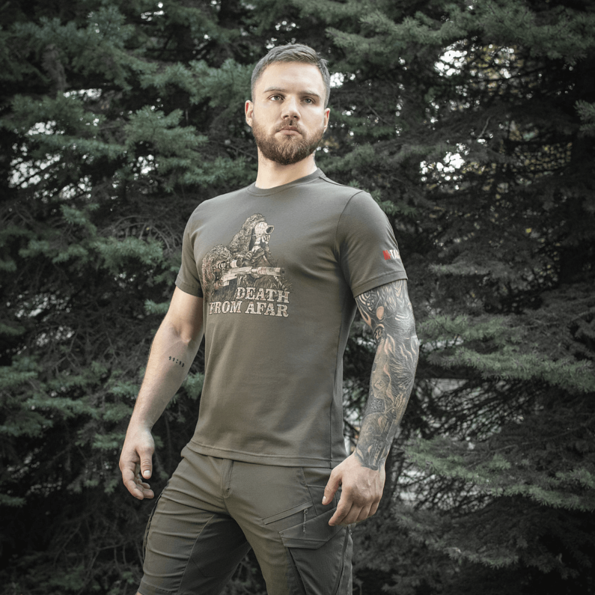 Mies M-Tac Sniper T-paidassa "Death From Afar" -painatuksella, sopii tarkkuuskivääritaitajille, valmistettu 93 % puuvillasta ja 7 % elastaanista