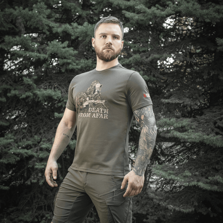 Mies M-Tac Sniper T-paidassa "Death From Afar" -painatuksella, sopii tarkkuuskivääritaitajille, valmistettu 93 % puuvillasta ja 7 % elastaanista