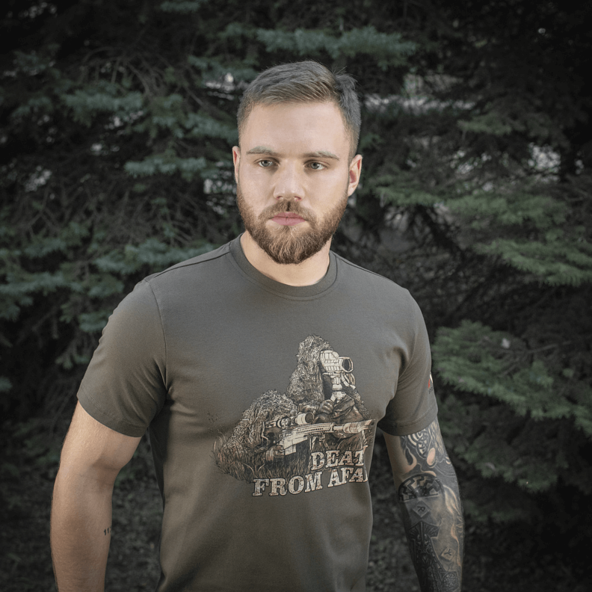 Mies M-Tac Sniper T-paidassa "Death From Afar" -painatuksella, suunniteltu tarkkuuskivääritaitajille, valmistettu puuvillasta ja elastaanista mukavuutta ja kestävyyttä varten