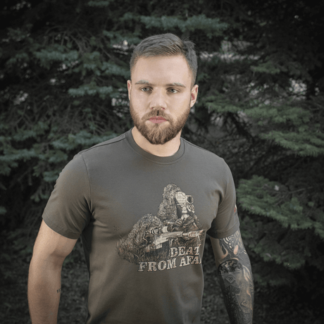 Mies M-Tac Sniper T-paidassa "Death From Afar" -painatuksella, suunniteltu tarkkuuskivääritaitajille, valmistettu puuvillasta ja elastaanista mukavuutta ja kestävyyttä varten