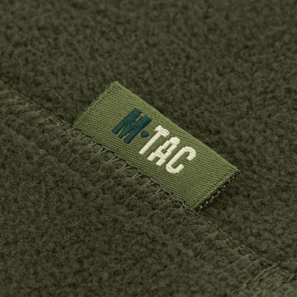 Lähikuva M-Tac Snood Elite Kort Justerbar Fleece -logosta vihreässä fleecessä