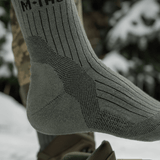 M-Tac Sokker Mid Calf Mk.4 käytössä, näyttää lämpövyöhykkeet ja pehmustetut alueet vaellukseen ja aktiiviseen käyttöön, optimaalinen suoja ja mukavuus
