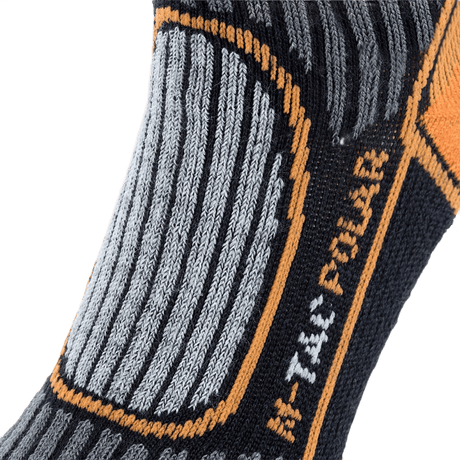 Lähikuva M-Tac Sokker Polar Merino 40%:sta, näyttää yksityiskohtaisen neulontakuvion ja logon ulkoilukäyttöön tarkoitetuissa sukissa.