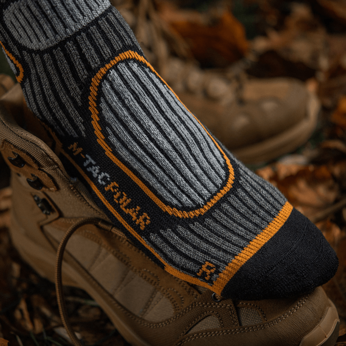 M-Tac Sukat Polar Merino 40% ulkoiluun, ruskeassa vaellussaappaassa syksyn lehdillä.