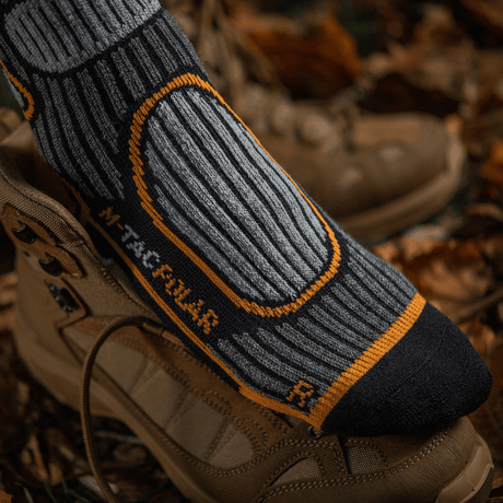 M-Tac Sukat Polar Merino 40% ulkoiluun, ruskeassa vaellussaappaassa syksyn lehdillä.