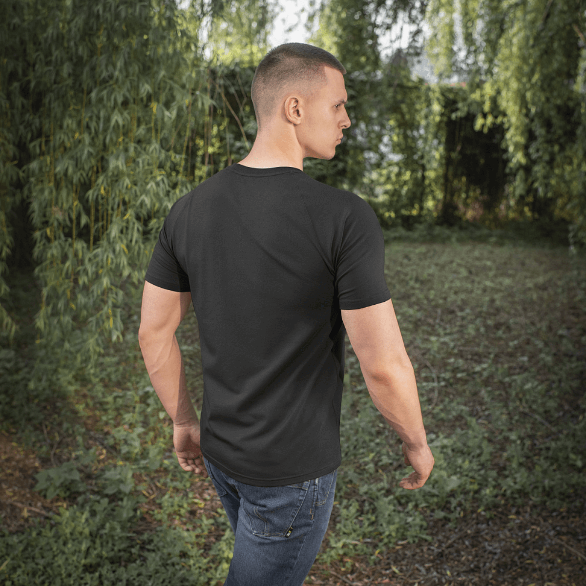 Mies pukeutuneena M-Tac Raglan T-Shirt 93/7, mukavat raglanhihat luonnonläheisessä ulkoilmassa.
