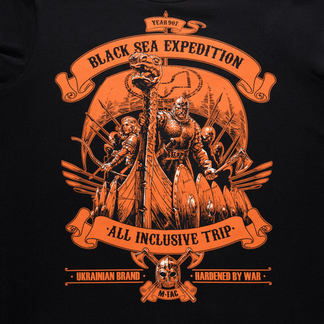 M-Tac T-shirt Black Sea Expedition oranssilla grafiikalla ja viikinkiteemalla, sopii aktiiviseen elämäntapaan. Printti MagnaColours®-premium-musteella