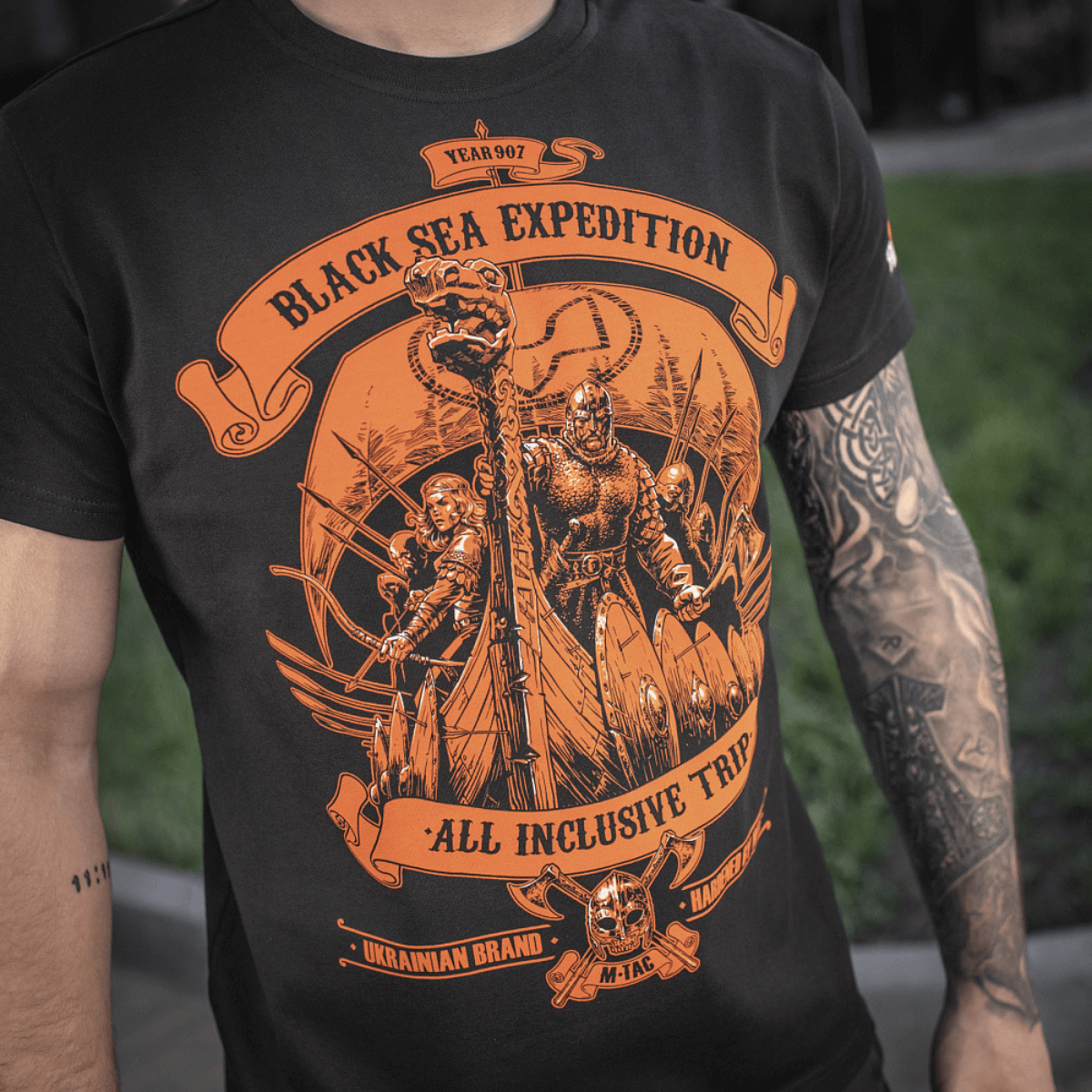 M-Tac T-shirt Black Sea Expedition uniikilla oranssilla printillä, sopii metsästykseen ja urheiluun, korostaa lihaslinjoja ja tarjoaa mukavuutta