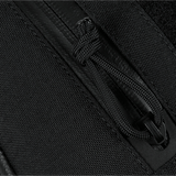 Yksityiskohta vetoketjusta ja Cordura-materiaalista M-Tac Sphaera Hardsling Bag Large Elite med Velcro -laukussa, näyttää kulutusta kestävän tekstuurin ja muotoilun.