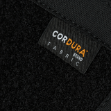Lähikuva Cordura-merkkilapusta M-Tac Sphaera Hardsling Bag Large Elite med Velcro -laukussa, valmistettu kestävästä materiaalista.