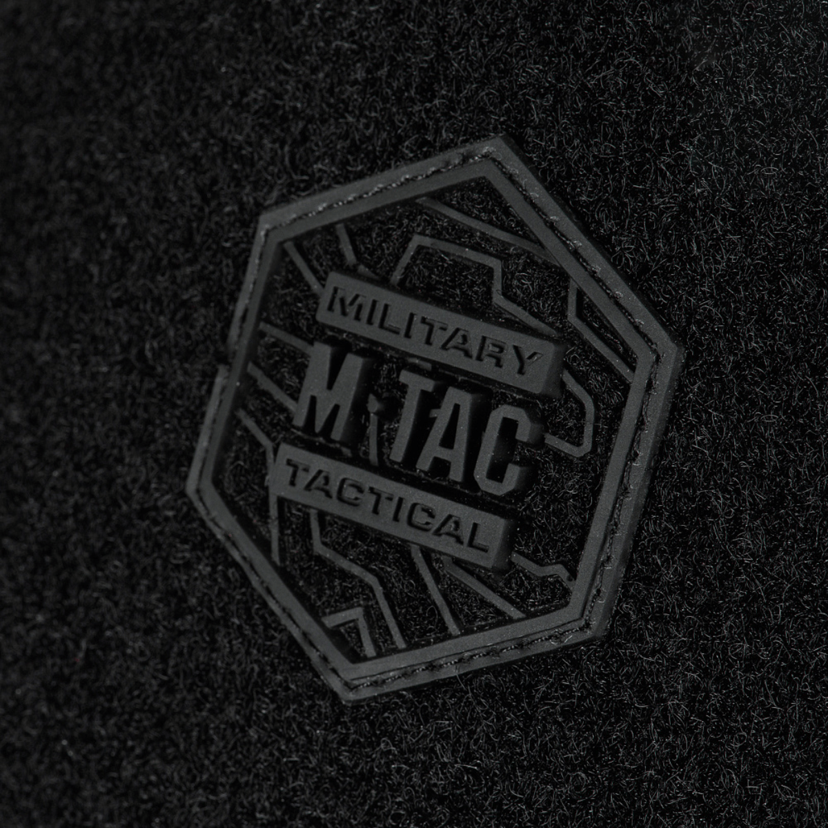Logo M-Tac Sphaera Hardsling Bag Large Elite med Velcro -laukussa, tehty kulutusta kestävästä Cordura Hex -materiaalista, sotilasaiheinen muotoilu.