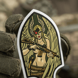 M-Tac Sticker Valkyrie, sotajumalatar normannikypärässä ja M4-kiväärillä, innoittajana toisen maailmansodan Arrowhead-patch.