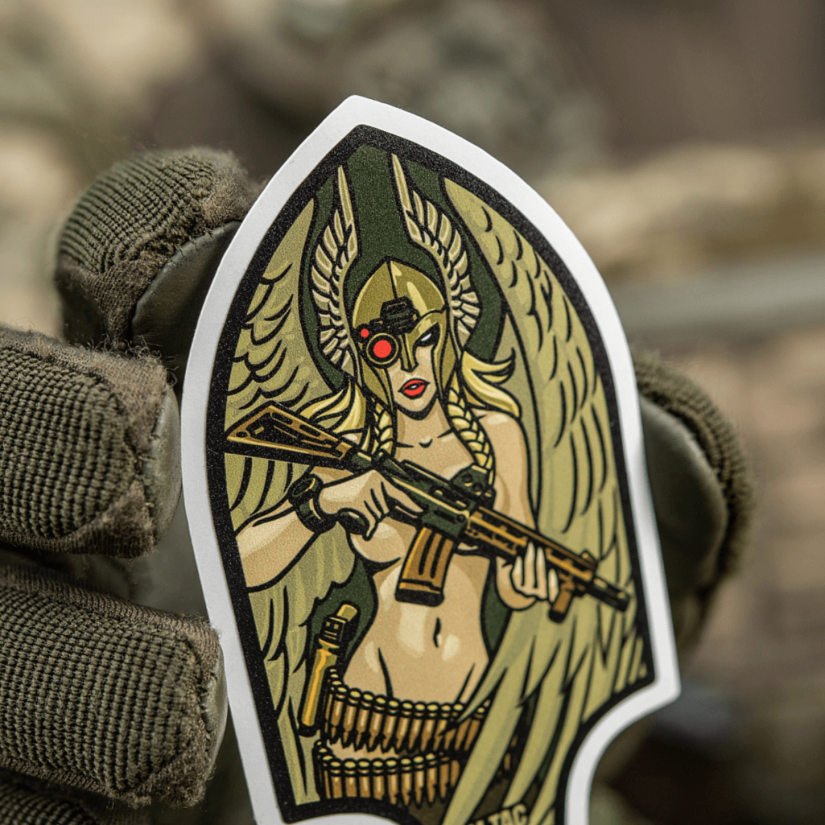 M-Tac Sticker Valkyrie, sotajumalatar normannikypärässä ja M4-kiväärillä, innoittajana toisen maailmansodan Arrowhead-patch.