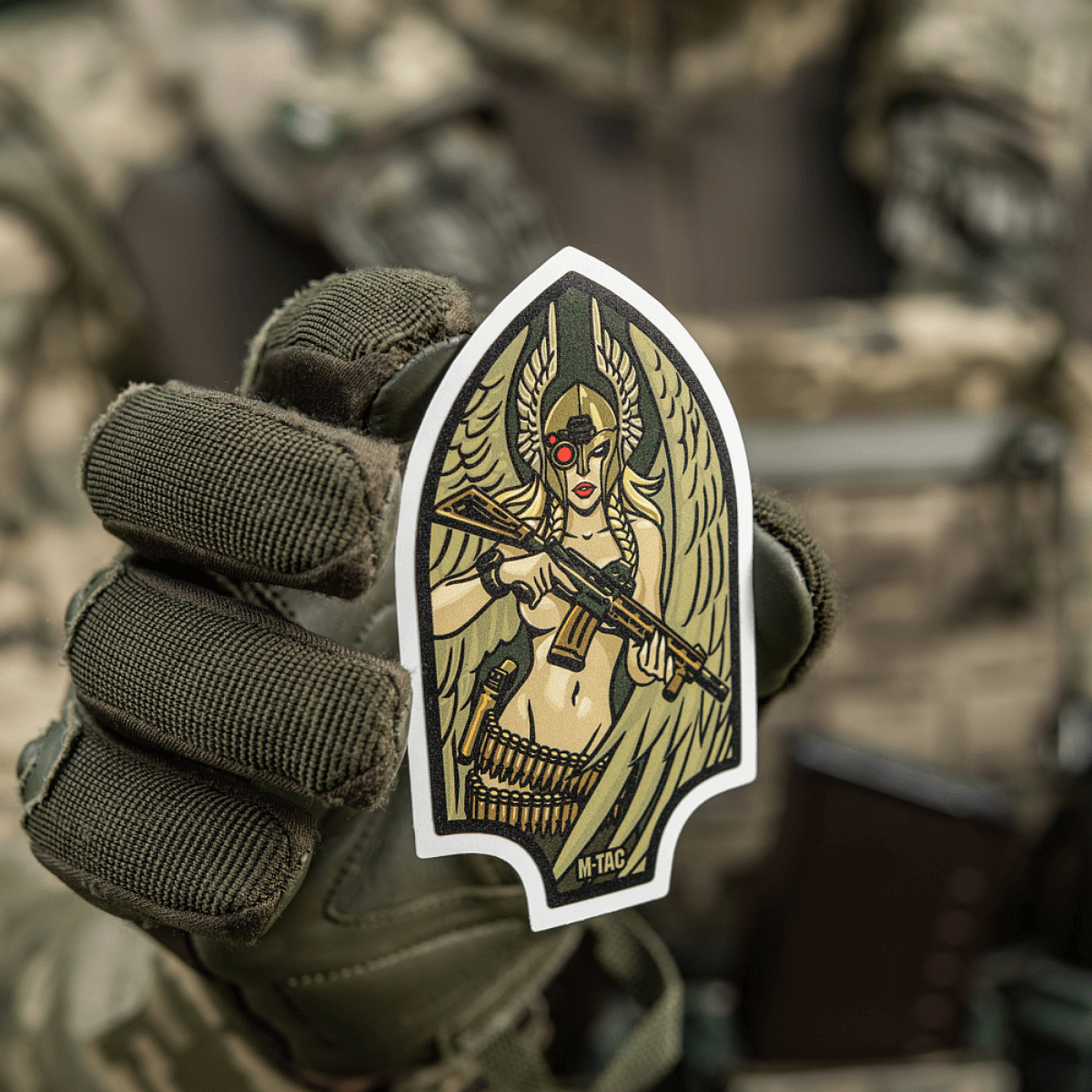 M-Tac Sticker Valkyrie näyttää valkyrian normannikypärässä ja M4-kiväärin kanssa, Arrowhead-patchin innoittama USA:n First Special Service Force -yhteydestä.