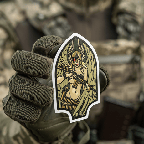 M-Tac Sticker Valkyrie näyttää valkyrian normannikypärässä ja M4-kiväärin kanssa, Arrowhead-patchin innoittama USA:n First Special Service Force -yhteydestä.