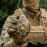 M-Tac Sticker Valkyrie esittää sotajumalattaren M4-kiväärin ja kypärän kanssa, Arrowhead-patchin innoittama; sopii koristeluun.