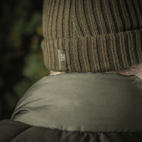 M-Tac Watch Cap 100% Akryl neulepipo kaksinkertaisella käänteellä nähtynä takaa, täydellinen viileään säähän ja teolliselle kestävyydelle.