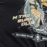 M-Tac T-Shirt Surf Club kuva sotilaasta surffilaudalla, innoittajana ukrainalaiset erikoisoperaatiot ja klassiset surffikohtaukset.