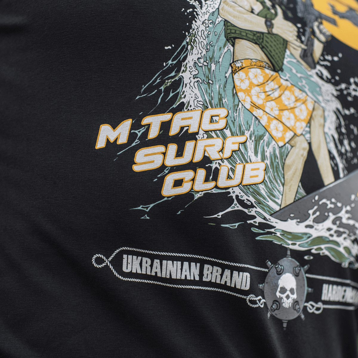 M-Tac T-Shirt Surf Club kuva sotilaasta surffilaudalla, innoittajana ukrainalaiset erikoisoperaatiot ja klassiset surffikohtaukset.