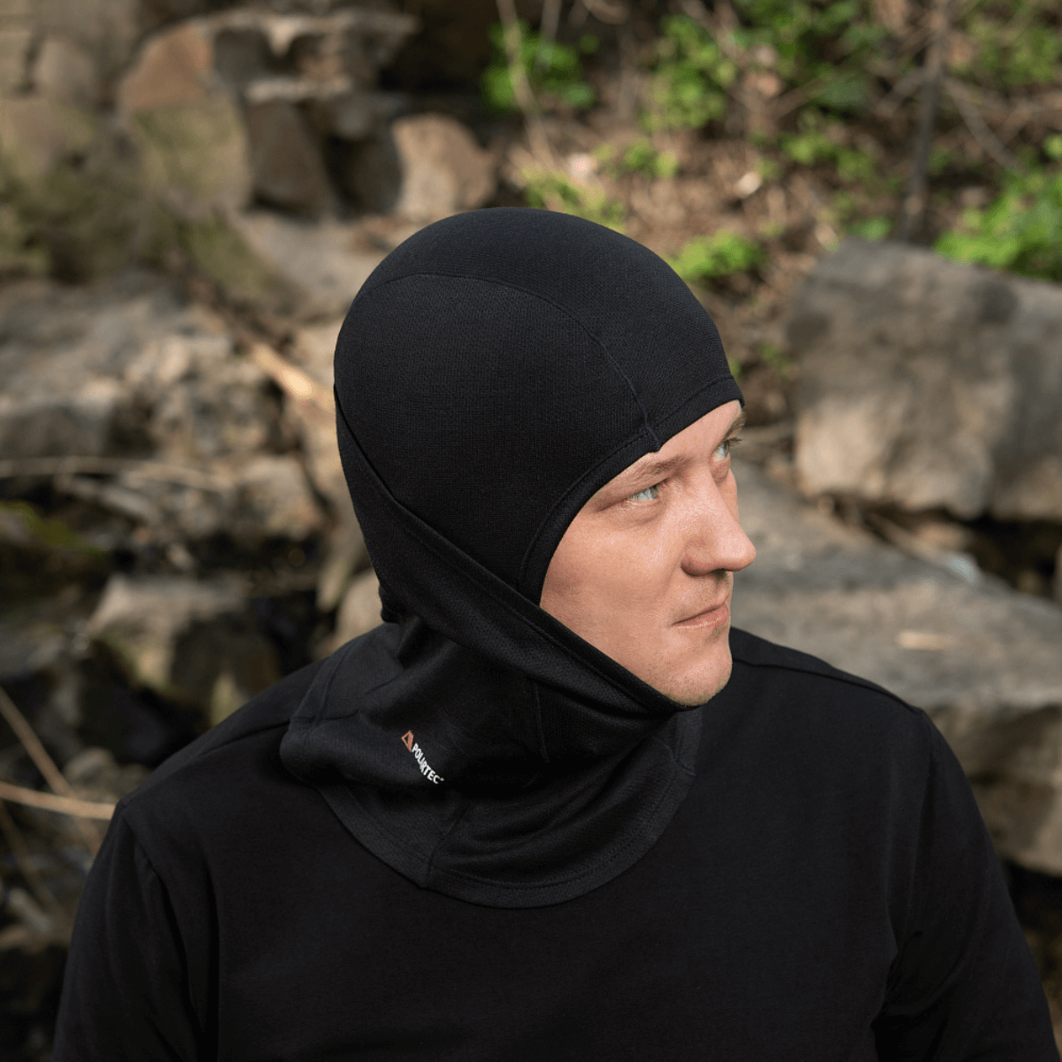 Mies käyttää M-Tac Sweater-Ninja-Balaclava Premiumia, suojaa päätä ulko-olosuhteissa, valmistettu Polartec® Power Dry -materiaalista