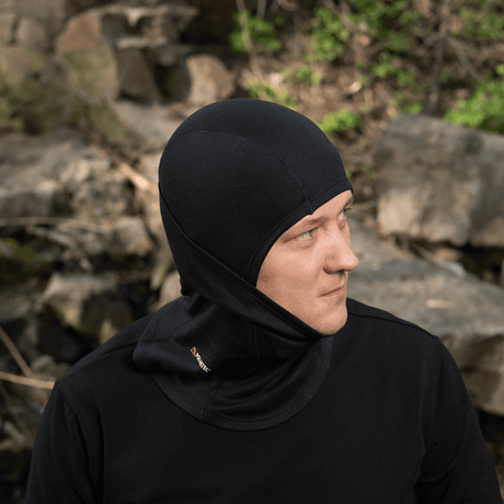 Mies käyttää M-Tac Sweater-Ninja-Balaclava Premiumia, suojaa päätä ulko-olosuhteissa, valmistettu Polartec® Power Dry -materiaalista
