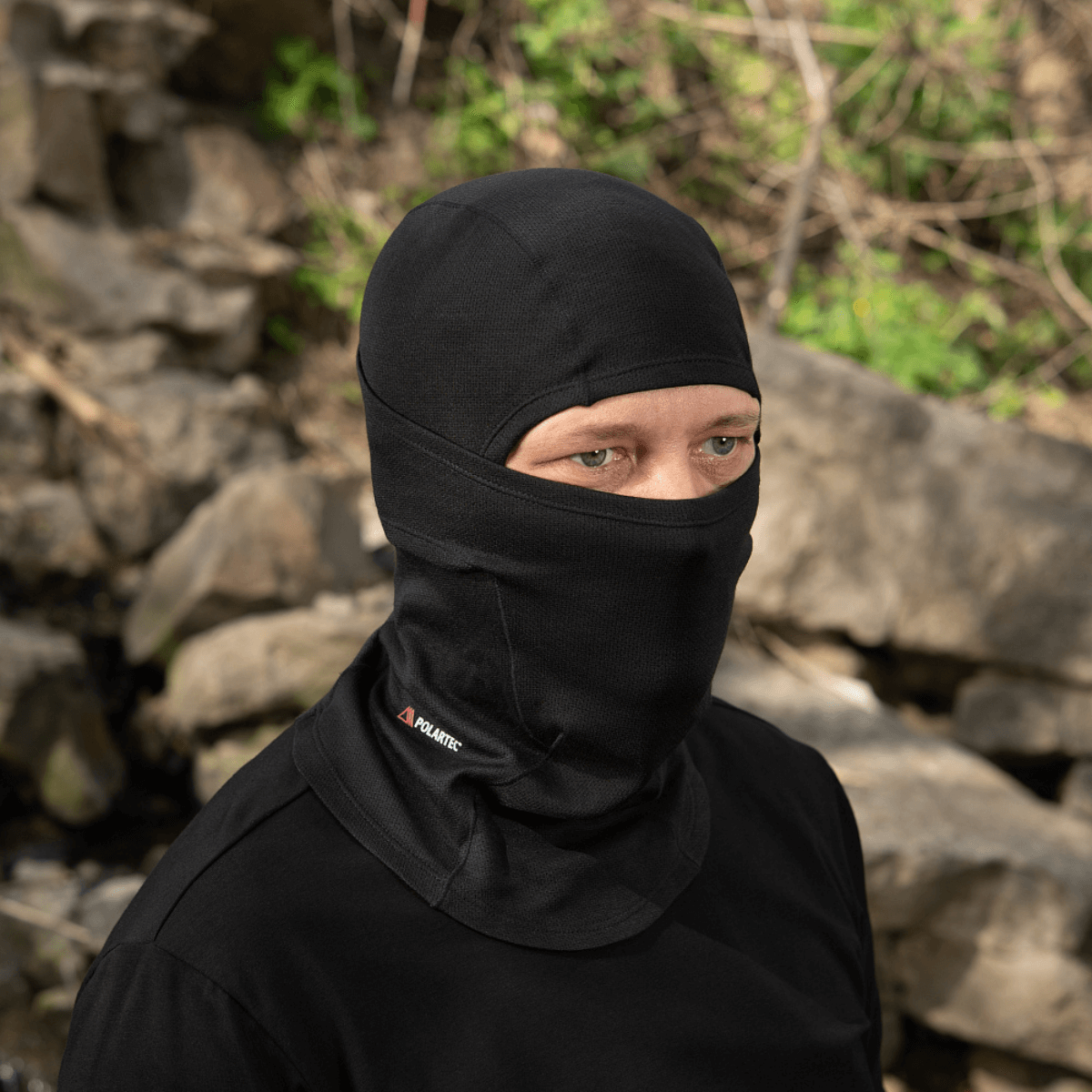Mies käyttää M-Tac Sweater-Ninja-Balaclava Premiumia ulkona, optimaalinen mukavuuteen ja kosteudenhallintaan, litteät saumat ja elastinen kangas